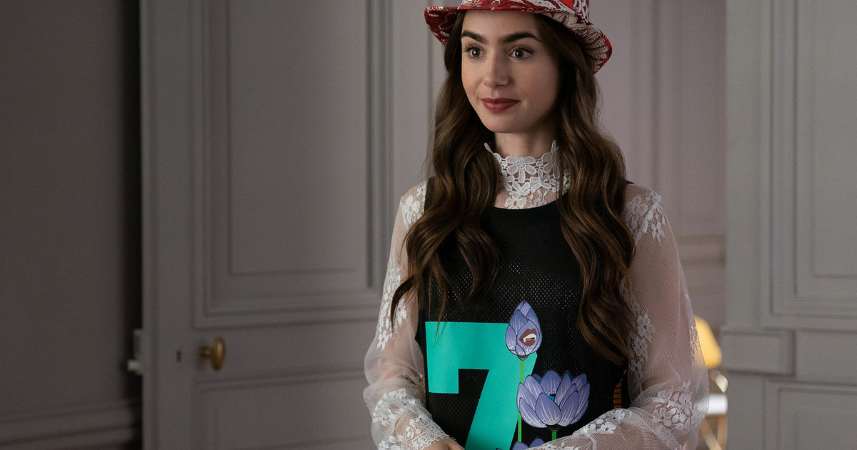 Starbucks Coffee Drink Of Lily Collins As Emily Cooper In Emily In Paris  S01E06 Ringarde (2020)