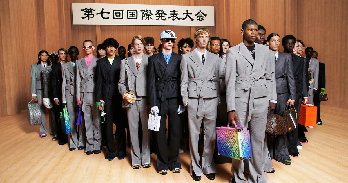 Louis Vuitton × Virgil Abloh 反射ロゴオーバー Virgil Abloh goes all-out superhero for Louis Vuitton SS22 - The Face